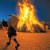 지난달 5일 헝가리 부하치에서 열린 부쇼 축제에서 광장 중앙에 피워놓은 모닥불을 중심으로 양털 코트를 덮어쓴 사람들이 돌고 있다. [AP=연합뉴스]