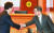 2017년 탄핵심판 때 국회 법사위원장으로 소추를 책임졌던 권성동 의원과 인사하는 모습. [중앙포토]