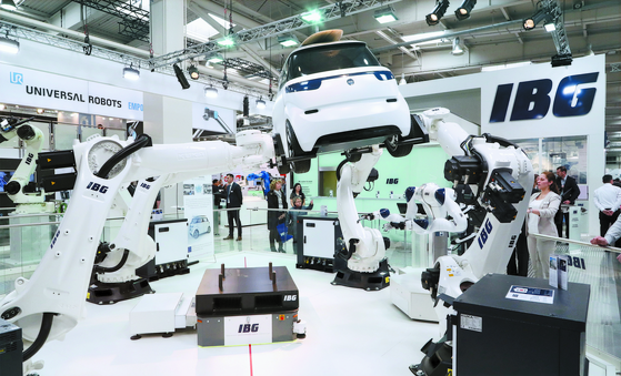 지난 1~5일 독일 하노버 산업박람회장을 찾은 관람객들이 자동차용 로봇을 둘러보고 있다. [EPA=연합뉴스]