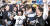 아키히토 전 일왕이 퇴위하고 나루히토 새 일왕이 즉위한 지난 1일 일본 오사카 시내에서 젊은이들이 새 연호인 ‘레이와(令和)’가 적힌 옷을 입고 레이와 시대의 개막을 축하하고 있다. [지지통신]