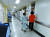지난 2일 서울대병원에서 간병인이 환자의 보행 연습을 돕고 있다. [정미리 인턴기자]