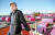 허리케인이 쓸고 간 미국 뉴올리언스에서 재건을 위한 ‘핑크 텐트’ 프로젝트를 추진한 배우 브래드 피트. [중앙포토]
