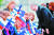 사울리 니니스퇴 핀란드 대통령이 지난달 23일 한 행사장에서 국기를 흔들고 있는 학생들에게 다가가 얘기를 나누고 있다. [AFP=연합뉴스]