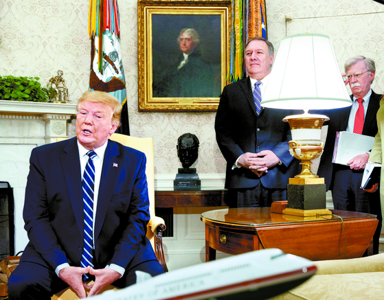 도널드 트럼프 미국 대통령(왼쪽)이 20일 백악관에서 마이크 폼페이오 국무장관(가운데)과 존 볼턴 국가안보보좌관이 배석한 가운데 미·캐나다 정상회담을 하고 있다. [AP=연합뉴스]