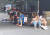 제주 시내의 한 면세점에서 한 중국 관광객(왼쪽)이 물건을 구입한 뒤 정리하고 있다. [김홍준 기자]