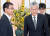 고노 다로 일본 외상(왼쪽)이 19일 오전 일본 외무성에서 남관표 주일대사와 어색한 인사를 나누고 있다. [AP=뉴시스]
