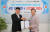 김홍식 회장과 김진상 (주)아이에이치 대표(오른쪽)가 배터리 생산 업무협약을 맺고 있다. 송봉근 기자