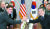 정경두 국방장관(오른쪽)과 마크 에스퍼 미국 국방장관이 9일 국방부 청사에서 열린 한·미 국방장관 회담에서 손을 굳게 맞잡고 있다. [뉴시스]