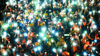 [사진] “조국 STOP” 촛불 든 서울대 학생들