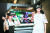 서울 종로구 LoL파크 내에 설치된 SKT 5GX 체험존에서 모델들이 VR 현장 생중계 서비스를 체험하고 있다. [뉴스1]