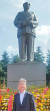 마오쩌둥 고향 샤오산 광장에 있는 마오 동상. 아래는 박보균 대기자.