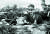 격추한 미군기 잔해로 만든 수저 선물을 받고 즐거워하는 펑더화이(왼쪽 첫째). 1953년 봄 개성. [사진 김명호]