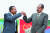 아비 아머드 알리 에티오피아 총리(왼쪽)가 지난해 7월 에티오피아 아디스아바바에서 이사이아스 아페웨르키 에리트레아 대통령과 함께 에리트레아 대사관 재개를 축하하고 있다. [EPA=연합뉴스]