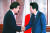 지난해 9월 11일 러시아 블라디보스토크에서 열린 동방경제포럼에서 이낙연 총리가 아베 신조 일본 총리와 만나 인사하고 있다. [연합뉴스]