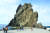 통구미마을 앞 거북바위에서 관광객들이 기념 촬영을 하고 있다. 정영재 기자