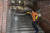 서울메트로환경 직원들이 11일 새벽 서울 2호선 시청역에서 고압호스로 물을 뿌리며 승강장으로 통하는 계단을 청소하고 있다. 김현동 기자 