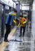 서울메트로환경 직원들이 10월 11일 새벽 서울 2호선 시청역 승강장 청소를 하고 있다. 김현동 기자 