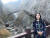 지난 11월 11일 설악산 비룡폭포로 향하는 현수교 앞에서 포즈를 취한 문승영씨. 김홍준 기자