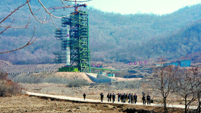 수상한 북 동창리, ICBM 준비 징후…미는 코브라 볼 감시
