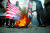 3일 이란 테헤란 시민들이 거셈 솔레이마니 이란혁명수비대 사령관 사망에 항의하며 미국과 영국 국기를 불태우고 있다. [로이터=연합뉴스]