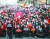 황교안 자유한국당 대표(앞줄 왼쪽에서 셋째)가 3일 서울 광화문에서 열린 ‘희망 대한민국 만들기 국민대회’에서 구호를 외치고 있다. [연합뉴스]
