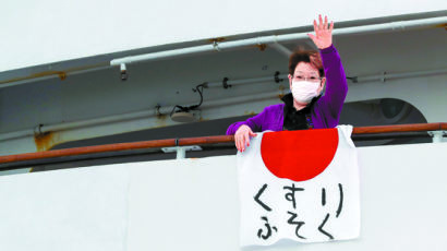 일본 크루즈선 확진자 41명 늘어 총 61명…아베 “다른 배 입항 불허”