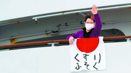 일본 크루즈선 확진자 41명 늘어 총 61명…아베 “다른 배 입항 불허”