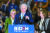 미국 민주당 대선후보인 조 바이든 전 부통령 이 ‘수퍼 화요일’인 지난 3일 로스앤젤레스에서 지지자들의 환호에 답하고 있다. [AFP=연합뉴스]