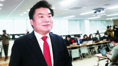 공병호 공관위원장 전격 경질…한국당 ‘친황 체제’로 재편