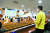 지난 22일 대전 의 한 교회에서 시청 공무원이 코로나19 확산 방지를 위한 ‘예배 참석자 간 2ｍ 이상 거리 두기’ 규정을 점검하고 있다. [연합뉴스]