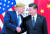트럼프(왼쪽)와 시진핑은 각기 ‘독수리 제국’ 로마와 ‘용의 제국’ 진나라·한나라를 승계했다. 미·중 대결을 용과 독수리의 대결로 보는 시각은 ‘역사학적 상상력’을 자극한다. [로이터=연합뉴스]