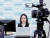 지난달 14일 서울시의 한 이러닝센터에서 촬영 중인 ‘온라인 수업 전문가 되기’ 연수 장면을 유튜브로 생방송하고 있다. [뉴시스]