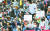 노동절인 지난 1일 오후 서울 세종대로 세종문화회관 계단에서 열린 코로나19 비정규직 긴급행동 기자회견에서 참석자들이 손 피켓을 들고 있다. [뉴스1]