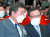 이낙연 전 총리(왼쪽)와 이해찬 더불어민주당 대표가 지난 7일 21대 국회 당선인 총회에서 마스크를 쓴 채 대화하고 있다. [뉴스1]