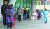 15일 오전 서울 용산구 한남동 공영주차장에 마련된 워크스루 선별진료소를 찾은 시민들이 문진표 작성을 위해 줄 서 있다. [뉴스1]