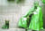 망토 차림의 루스벨트 대통령과 반려견 팔라 조각상(워싱턴 FDR 기념공원·1997년 개관). 오른쪽 아래 사진은 소아마비 극복 의지를 담은 휠체어 탄 루스벨트 동상(2001년 제작). 박보균 대기자
