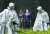 도널드 트럼프 미국 대통령과 부인 멜라이나 여사가 지난 25일(현지시간) 워싱턴DC 한국전 참전용사 기념공원을 걷고 있다. [로이터=연합뉴스]