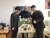서울을 찾은 영국 디자이너 폴 스미스(가운데)와 함께 한 김시종 작가(왼쪽), 김성국 작가(오른쪽) [사진 김성국 작가] 
