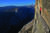 알렉스 호놀드가 2012년 요세미티 하프돔의 레귤러 노스웨스트 페이스를 프리솔로로 오르면서 '생크 갓 렛지(Thank God Ledge)에서 잠시 숨을 고르고 있다. 대부분의 등반가들은 이곳에서 기어 다닌다. [사진 하루재클럽]