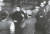 인민복 입고 제3야전군 사병들과 함께 춤추는 우이팡. 1949년 5월 초, 진링여자대학 체육관. [사진 김명호]