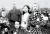 여고 시절 오빠, 동생, 양부와 함께 꽃구경 나온 가와시마 요시코(오른쪽 두번째). [사진 김명호]