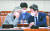 강경화 장관(왼쪽)과 이인영 장관이 25일 국회 외교통일위 회의에서 대화 하고 있다. [뉴스1]