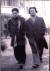 한묵(오른쪽)이 1952년 부산 피란 시절 이중섭과 함께 길을 걷고 있다. [사진 갤러리현대]