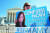 15일(현지시간) 미국 워싱턴DC 연방대법원 앞에서 한 시민이 에이미 코니 배럿 연방대법관 지명자의 상원 인준을 촉구하는 피켓을 들고 1인 시위를 벌이고 있다. [AFP=연합뉴스]