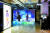 1층 전시장에 마련된 ‘입자필드’의 미디어 영상(왼쪽·가운데)과 송예환 그래픽 디자이너의 ‘손가락과락과경’(오른쪽). [사진 코오롱스포츠]