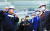 30일 호남을 방문한 이낙연 더불어민주당 대표(오른쪽)가 전남 함평군 글로벌모터스 공장에서 관계자의 설명을 듣고 있다. [뉴시스]