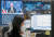 6일 서울 여의도 KB국민은행 딜링룸에서 딜러들이 트럼프와 바이든 후보가 맞붙은 미국 대선 개표결과 방송을 보고 있다. [뉴시스]