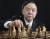 18일 중앙선데이 스튜디오에서 한국 최초 세계 체스연맹 공인 인스트럭터인 김상윤씨가 체스 두는 법을 설명하고 있다./20201218/김현동 