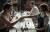 체스를 소재로 소재로 한 넷플릭스 드라마 '퀸스 갬빗'의 한 장면. 주인공 배스 하먼(오른쪽)에게 남자 선수가 승복의 악수를 청하고 있다. [사진 넷플릭스]