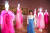 남원시립김병종미술관에서 한복 전시 ‘다이얼로그, 상춘곡’을 시작한 한복 디자이너 김혜순. 남원의 꽃 여귀로 염색한 분홍 한복을 LED 조명이 켜진 마네킹에 입혀 놓았다. 장정필 객원기자